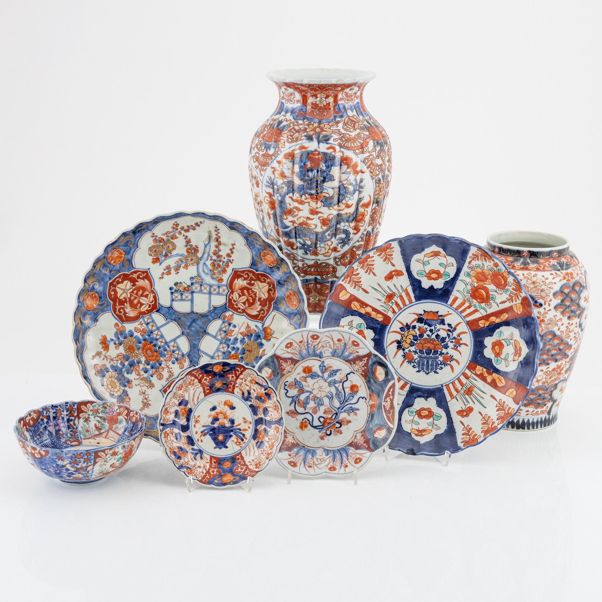 Seven pieces of Japanese Imari porcelain, around 1900 and early 20th century.