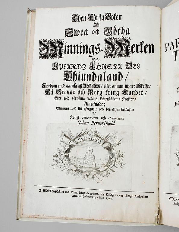 BOK, "Monumenta Uplandica per Thiundam" av Johan Peringskiöld, Stockholm 1710 och 1719.