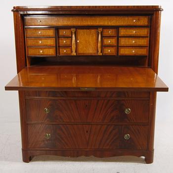 CHIFFONJE. Sengustaviansk stil.