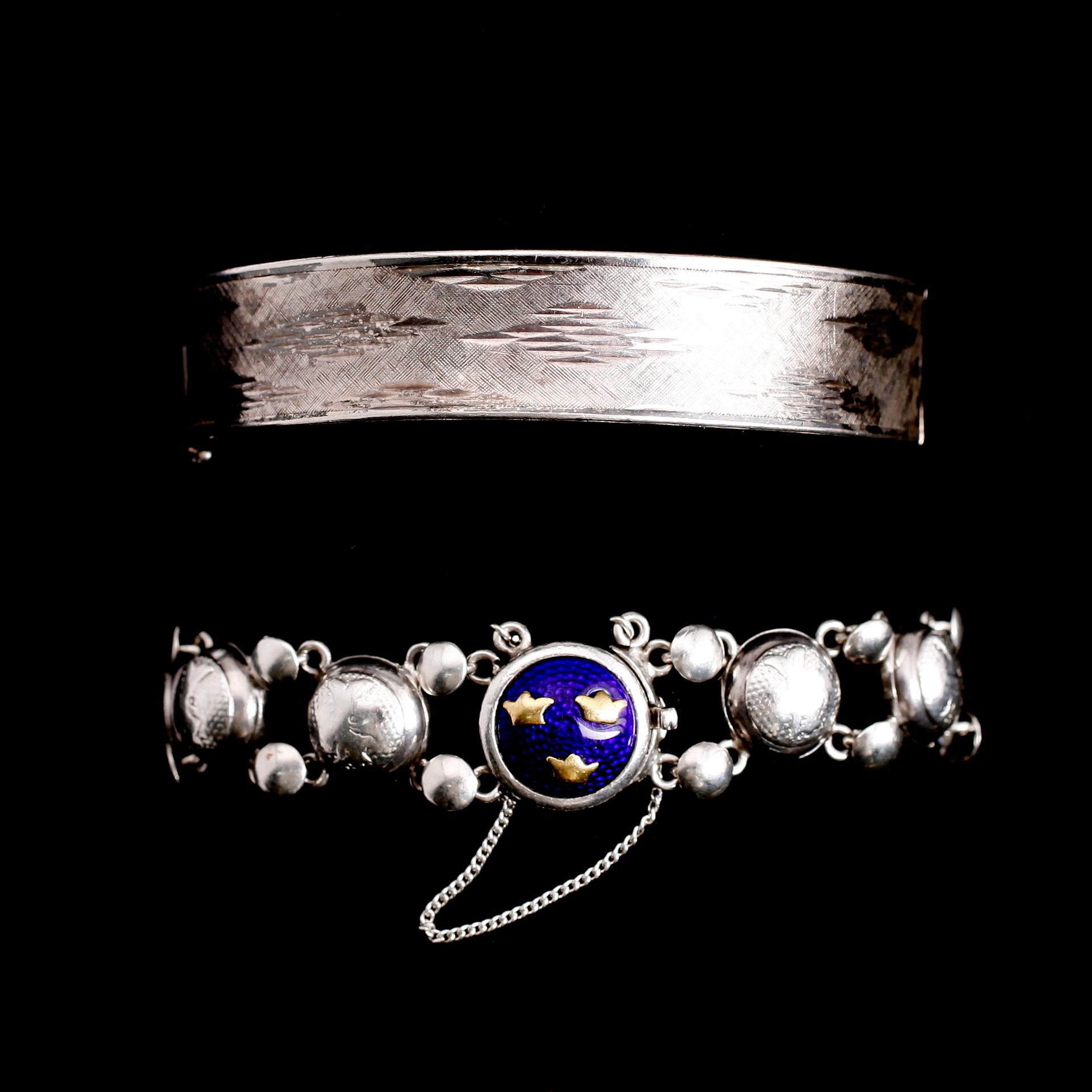 ARMBAND, 2 st, silver, 1900-talets första hälft.
