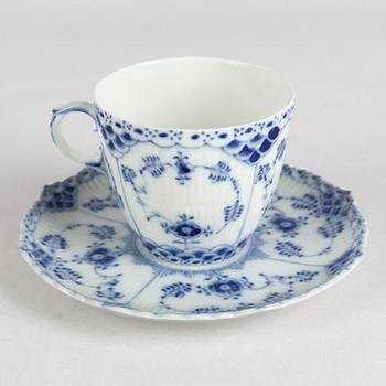 Kaffekoppar med fat, 12 stycken, porslin, Royal Copenhagen, "Musselmalet halvblond", modell 1035, 1900-talets senare del.
