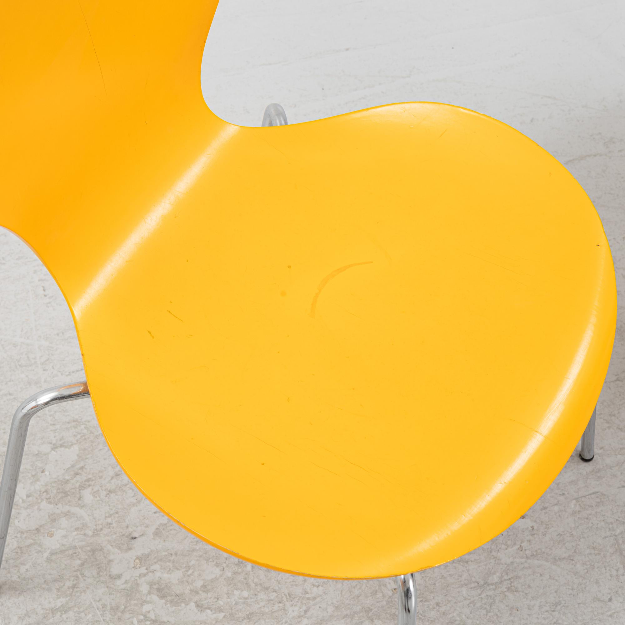 Arne Jacobsen, stolar, 5 st, "Sjuan", Fritz Hansen, Danmark, daterade 1976.