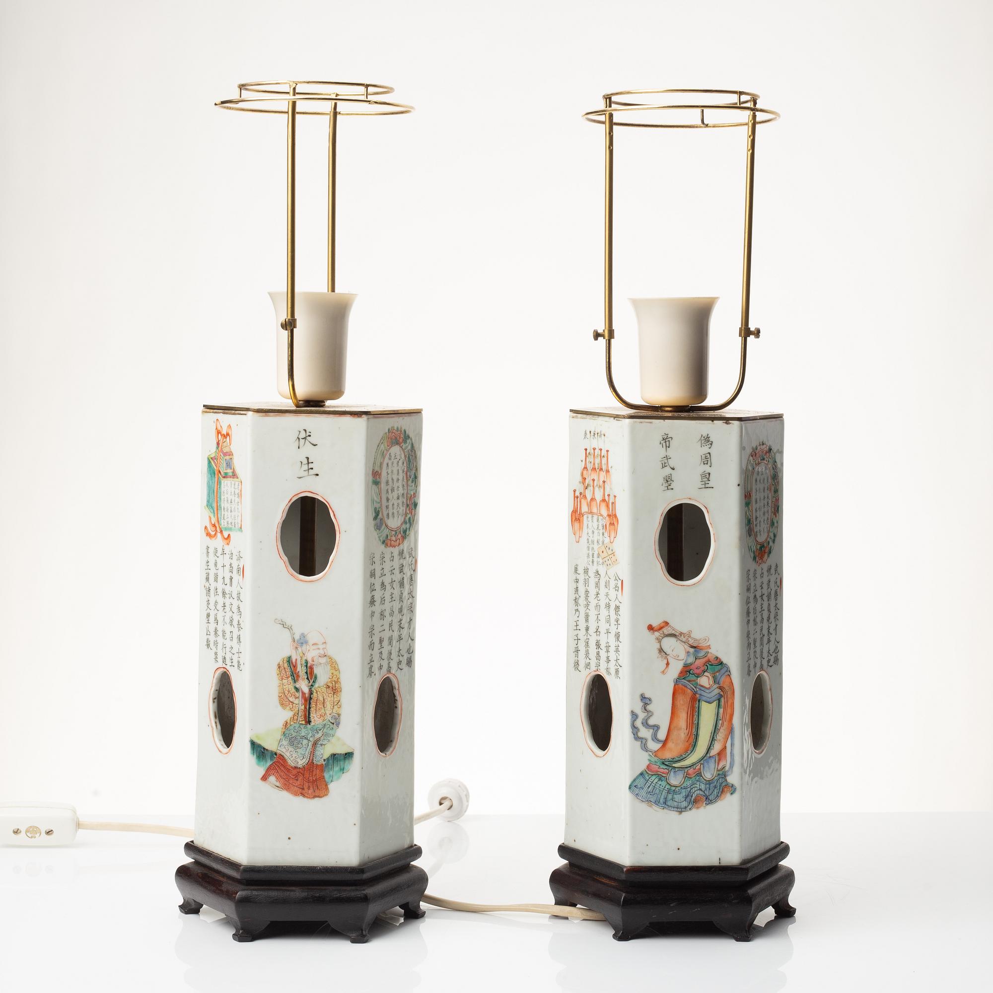 Perukstockar/bordslampor, ett par, porslin, Kina, sen Qingdynati.