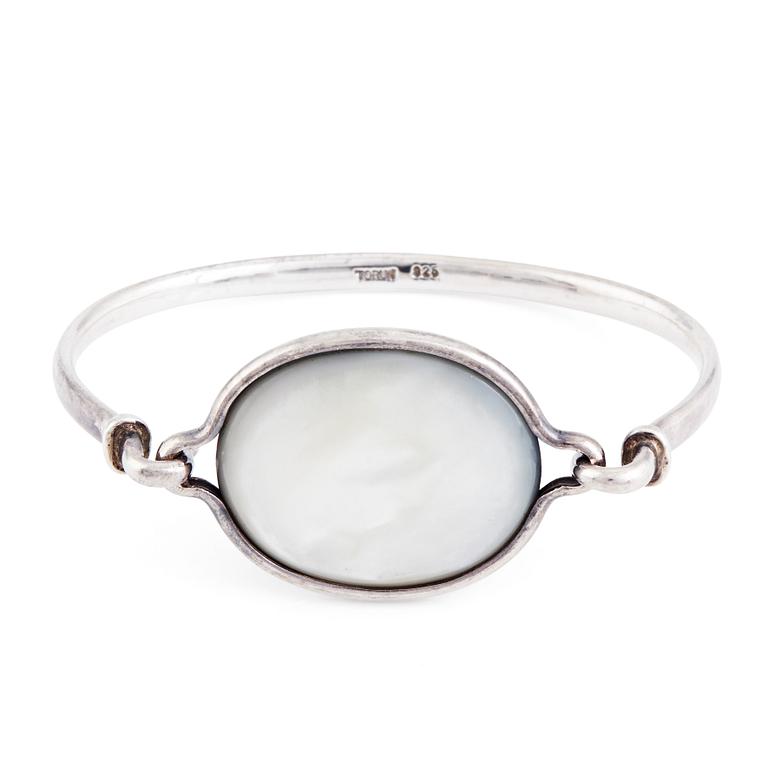 Vivianna Torun Bülow-Hübe, a sterling silver and mother-of-pearl bracelet, Jakarta, Indonesien.