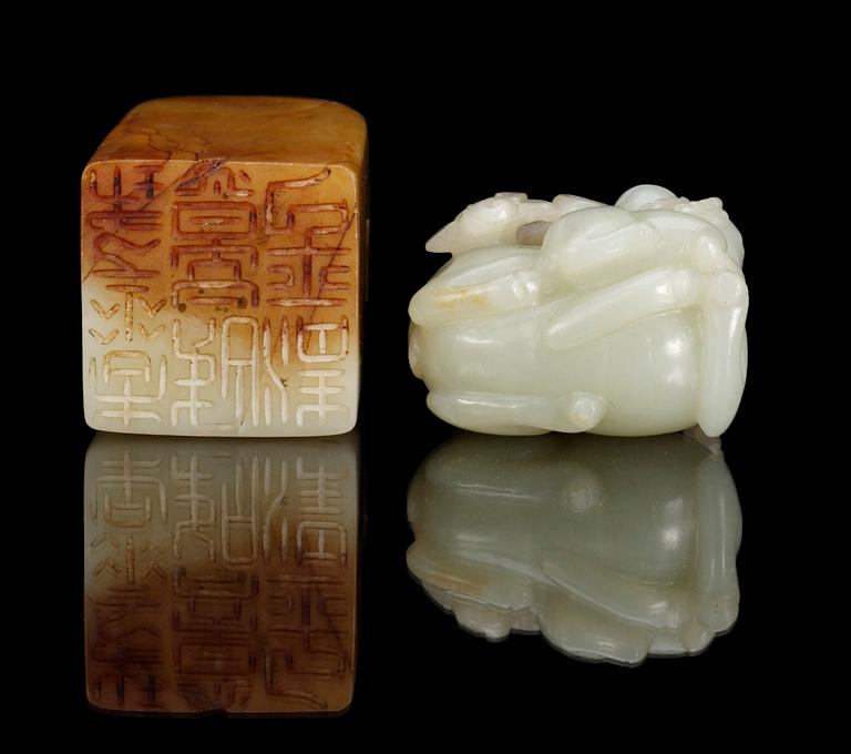 SIGILLSTAMP samt FIGURIN, nefrit. Kina, 1900-talets början.