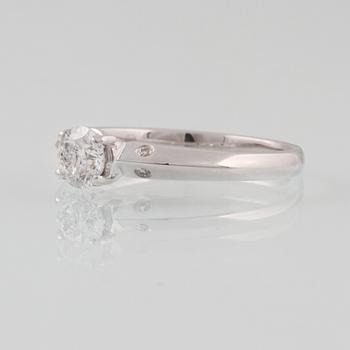 RING, 18K vitguld med briljantslipad diamant ca 0.52 ct. Vikt 3,2 gram.