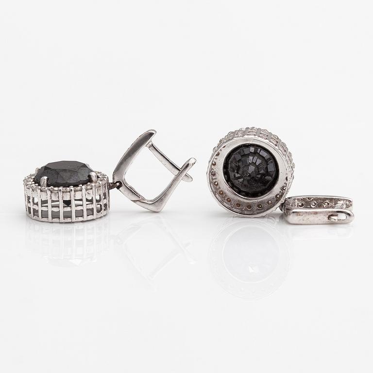 A pair of 18K white gold earrings with colourless diamonds ca 0.75 ct in total and black diamonds ca. 7.00 ct in total.