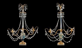 1263. BORDSLYSTRAR, ett par, förgylld brons, vit marmor och glas. Ryssland, 1700/1800-tal.