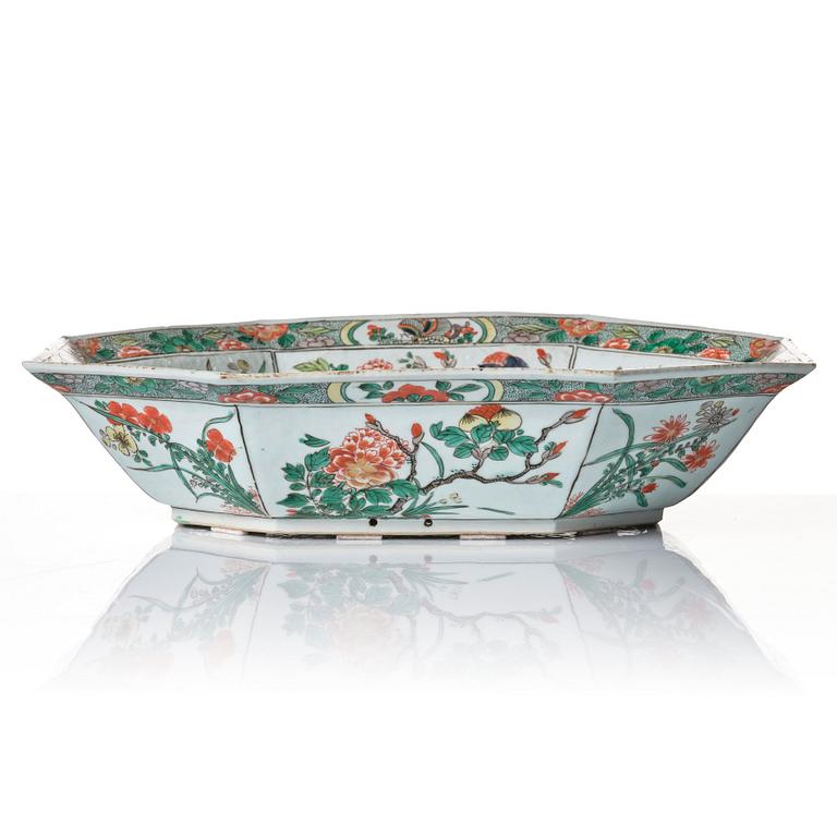 A famille verte bowl, Qing dynasty, Kangxi (1662-1722).