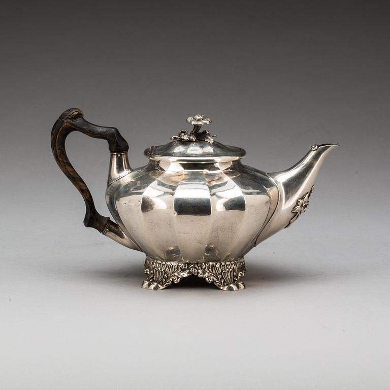 TEKANNA, silver, Gustaf Möllenborg, Stockholm, 1837, total vikt 830g.