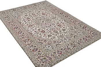 A Kashan carpet, c. 300 x 202 cm.