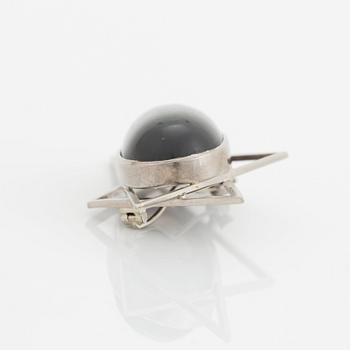 Brosch 18K vitguld med en grå månsten.