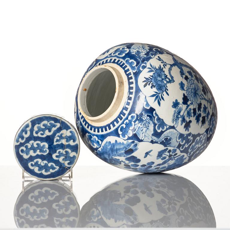 A blue and white jar with cover, Qing dynasty, 19th Century.