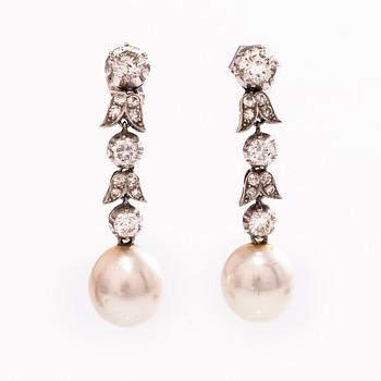 A pair of 18K white gold earrings with cultivated pearls and diamonds ca. 1 ct in total.