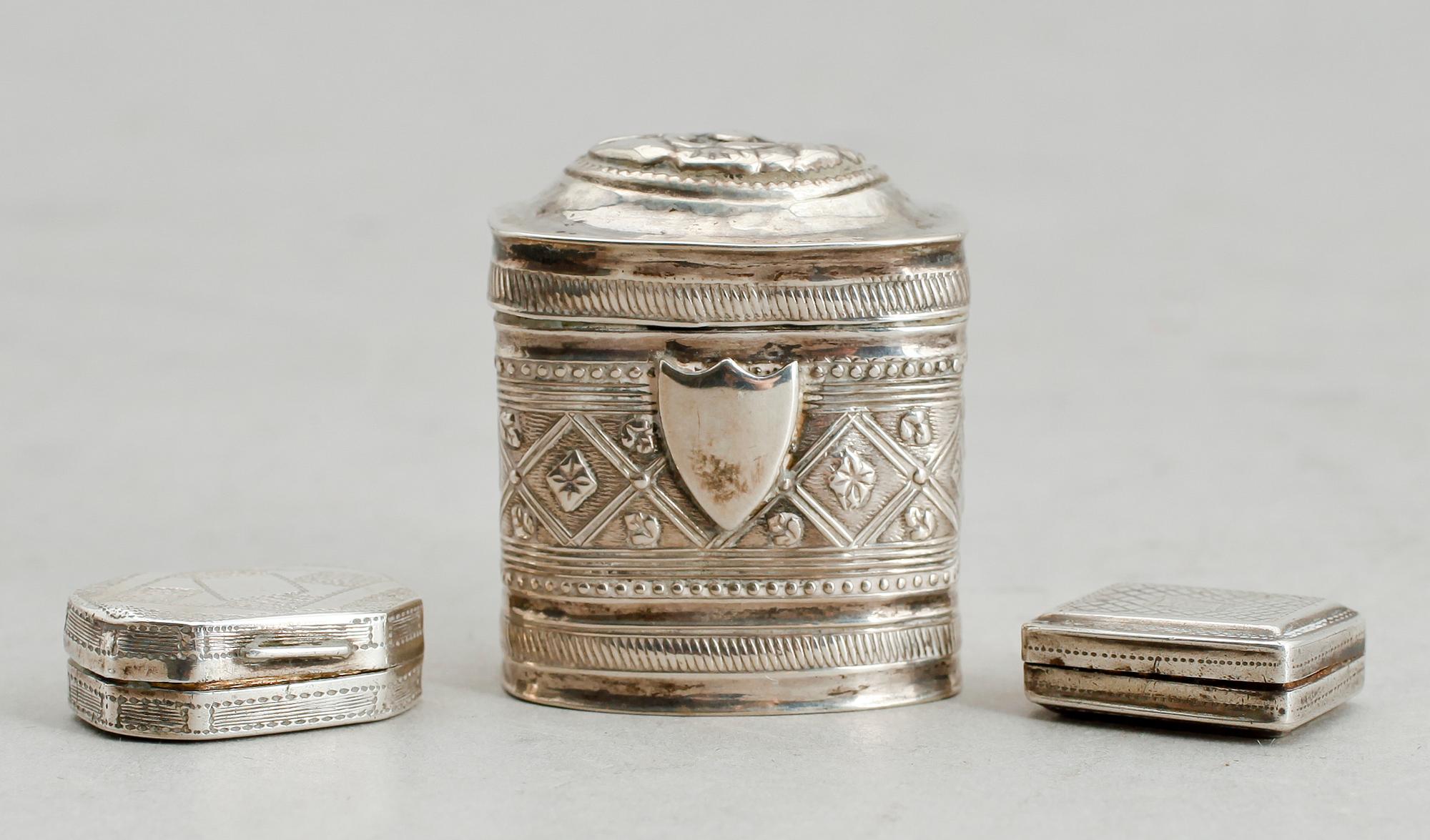 DOSOR, 3 st, silver, 1800-tal. Vikt ca 31 g.