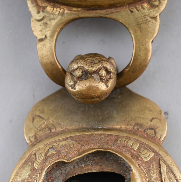 BÄLTESSPÄNNEN, 3 st, mässing och nefrit, ostindiska.