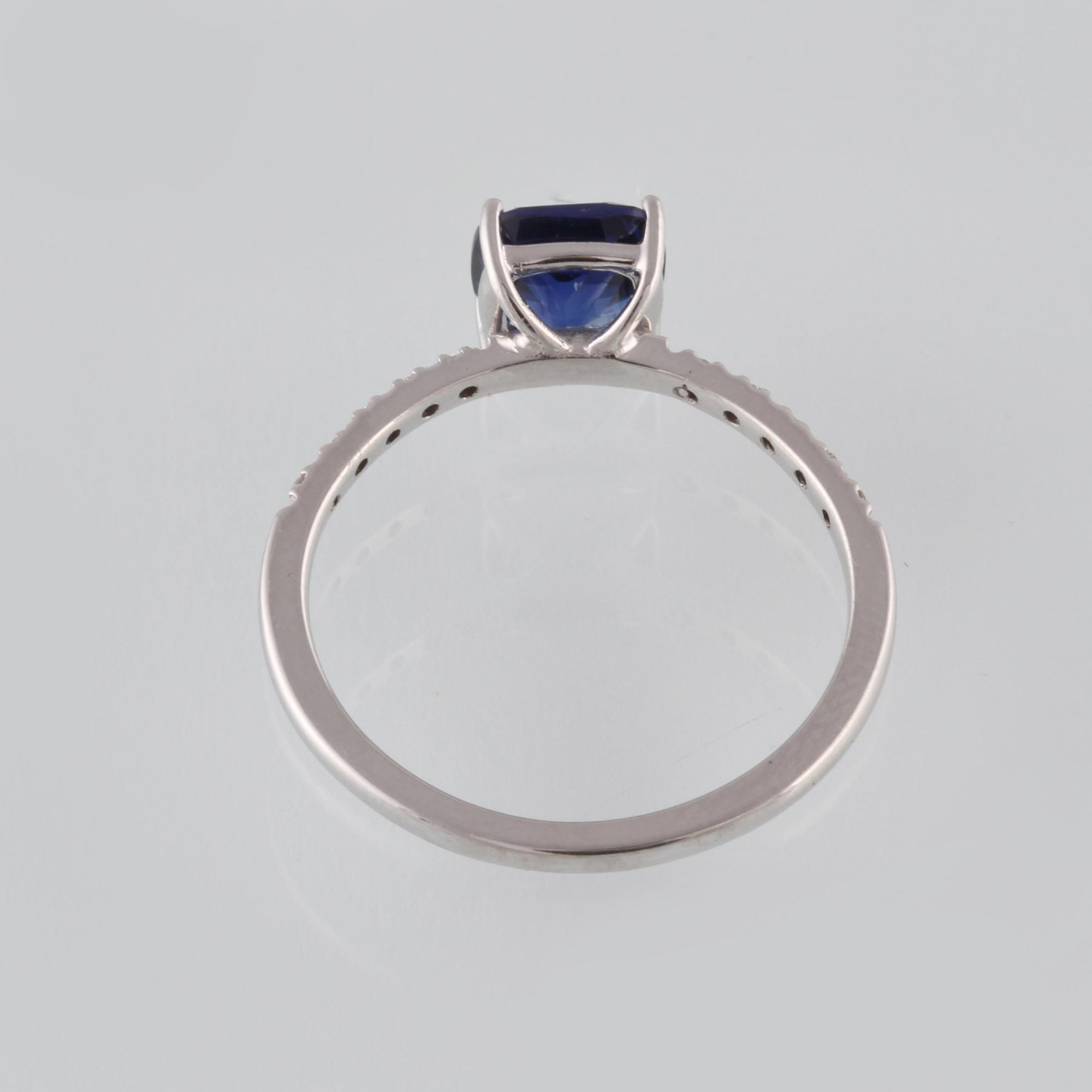RING, 18K vitguld med briljantslipade diamanter ca 0.04 ct samt fasettslipad blå safir. Vikt 1,9 gram.