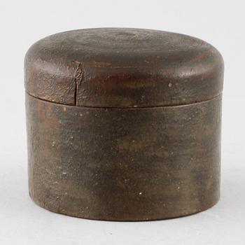 A compass and a globe, around the year 1900.