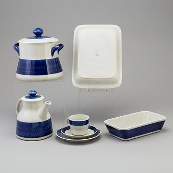 HERTHA BENGTSSON, servisdelar, 24 delar porslin, "Koka blå", Rörstrand, i produktion 1956-1988.