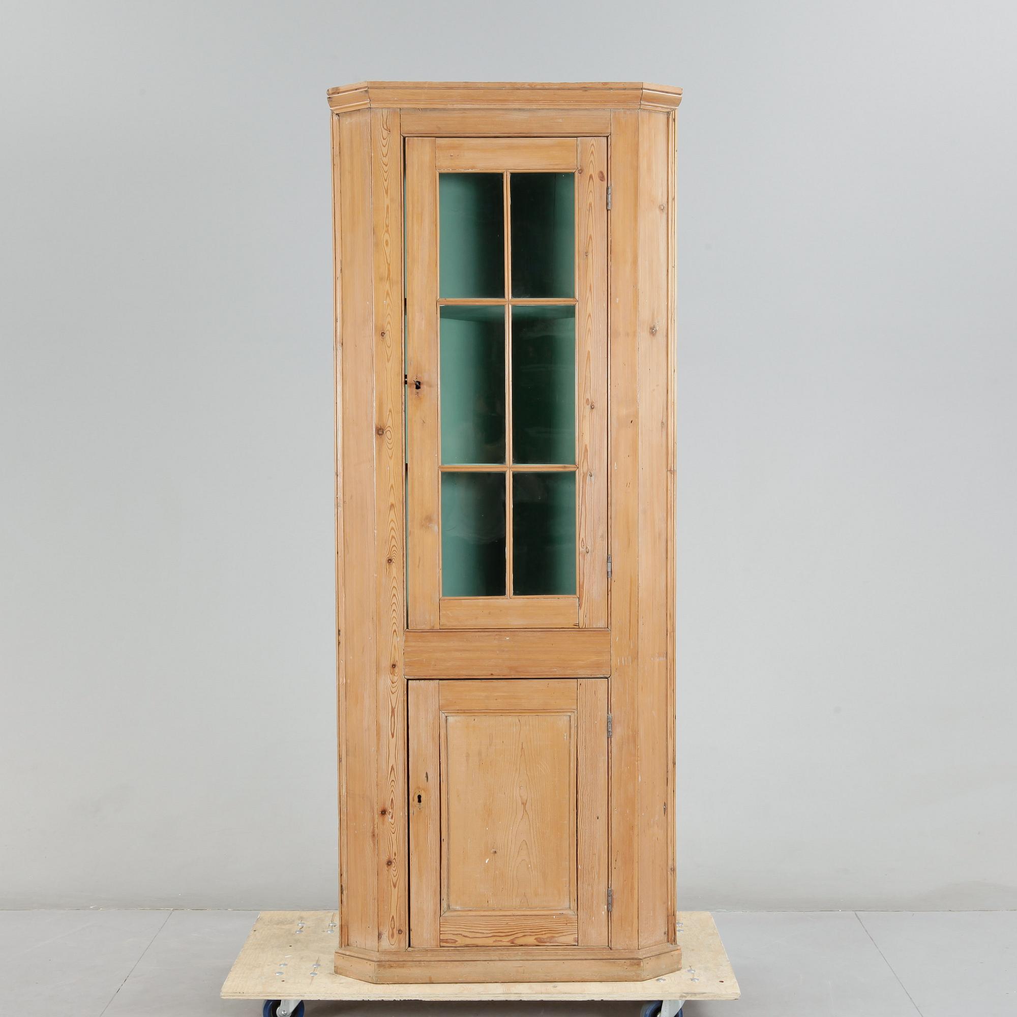 HÖRNSKÅP, 1800-talets början.