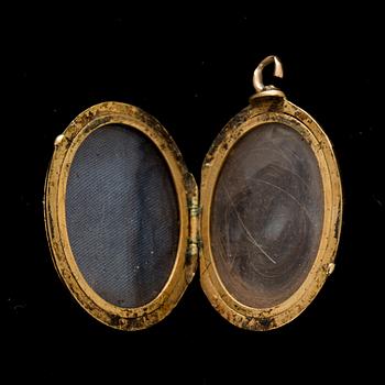 BERLOCK, guld med svart emalj fasettslipade diamanter. Vikt totalt ca 4 gram. 1800/1900-tal.