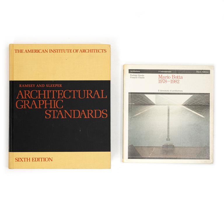 En samling böcker och tidsskrifter om arkitektur, bl a "Gaudí" och "The Work of Frank Lloyd Wright".