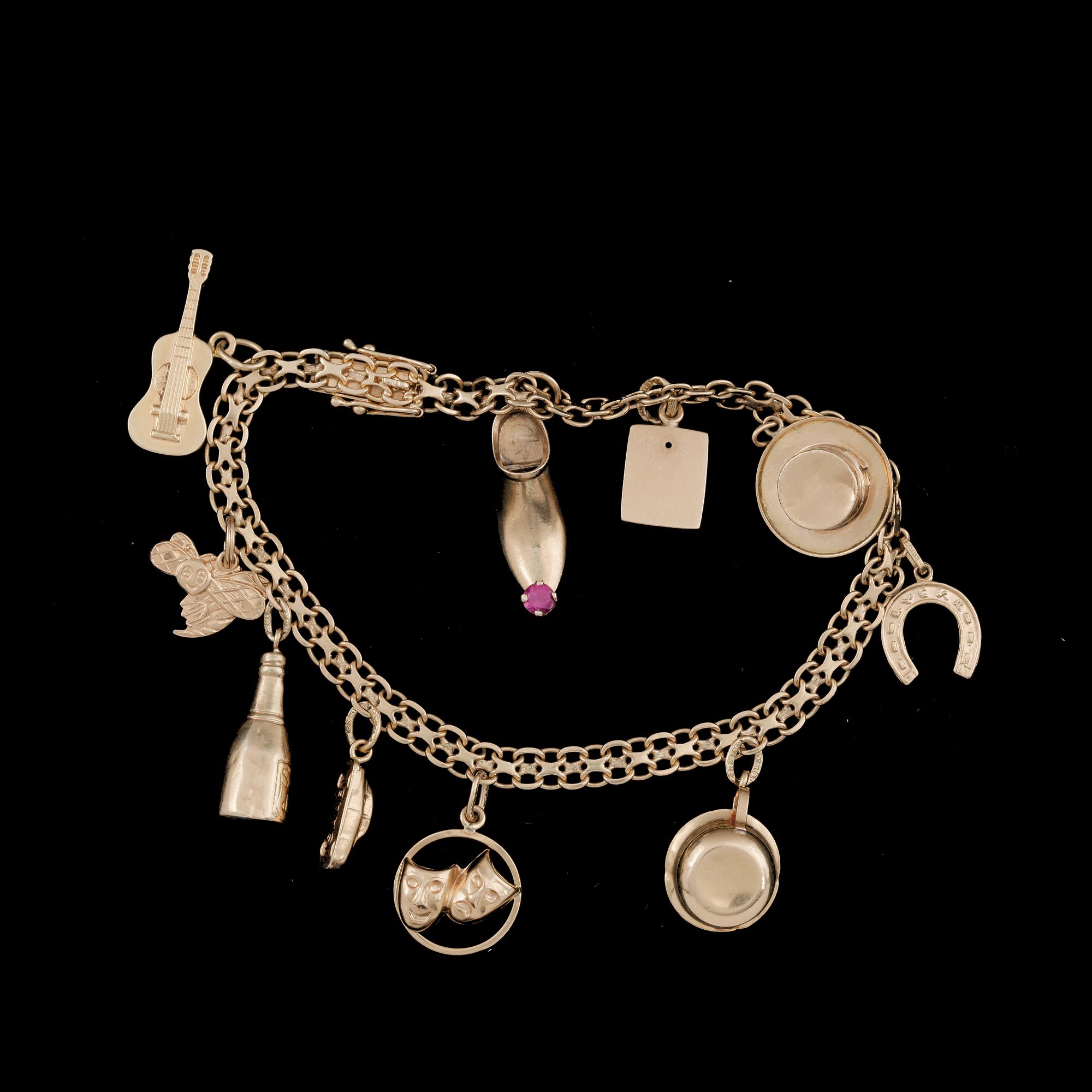 ARMBAND, med berlocker 18 guld. Sverige, 1962. Vikt 14g.