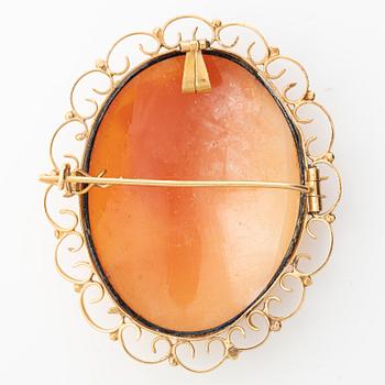 Brooch/pendant in 18K gold with a shell cameo, 1950s.