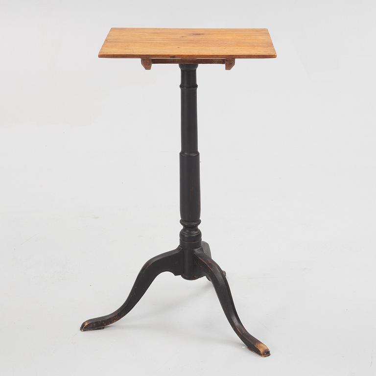 A mahogany tilt-top table by L. W. Lundelius (master in Stockholm 1818-57).