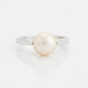 18K white gold and pearl ring.