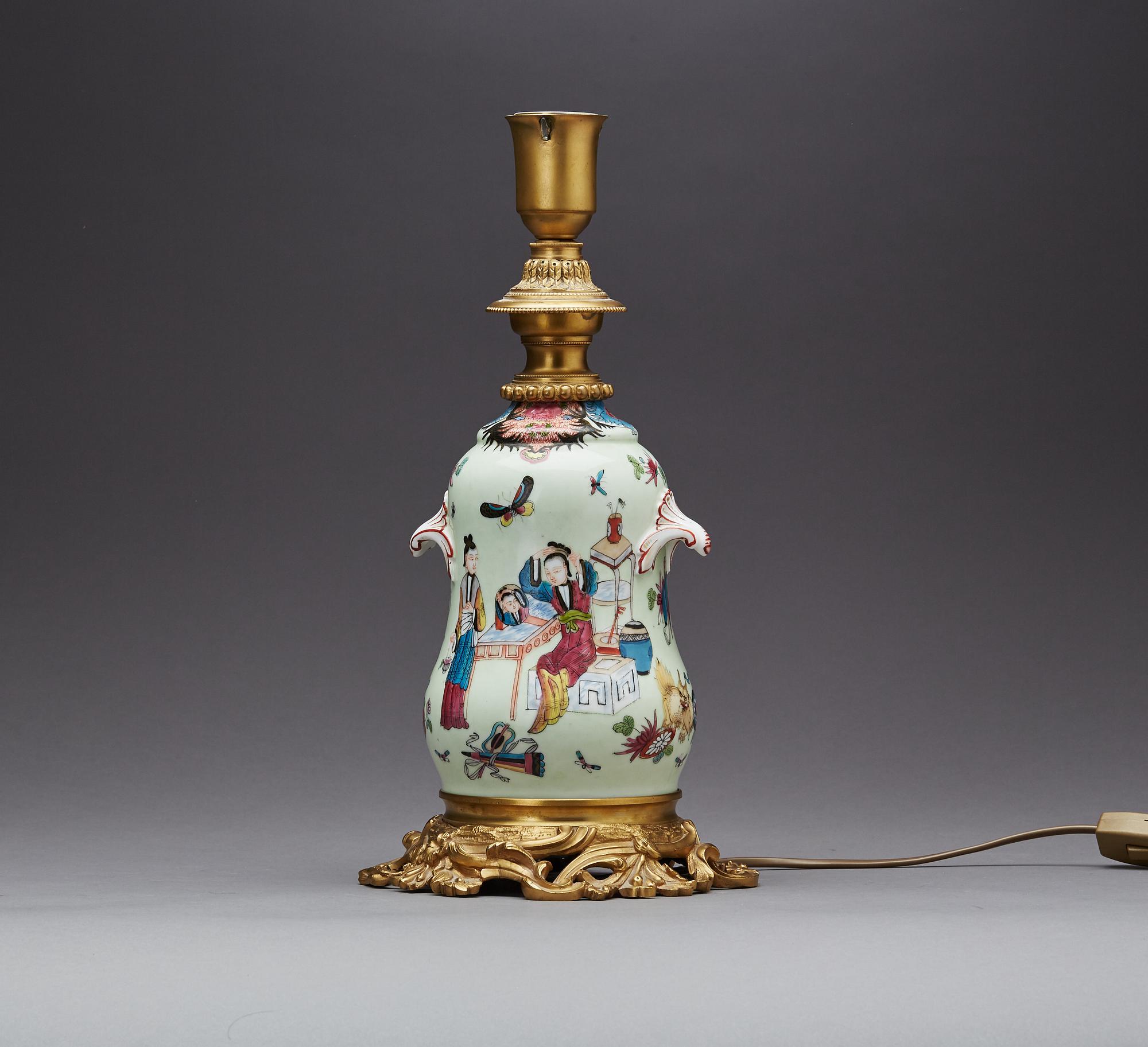 BORDSLAMPA, Kina 1900-talets början, porslin och brons.