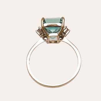 H. Stern ring in 18K white gold with step-cut aquamarine and round brilliant-cut diamonds.