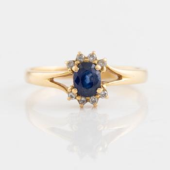 Ring, 18K gold with oval sapphire and 8 brilliant-cut diamonds.