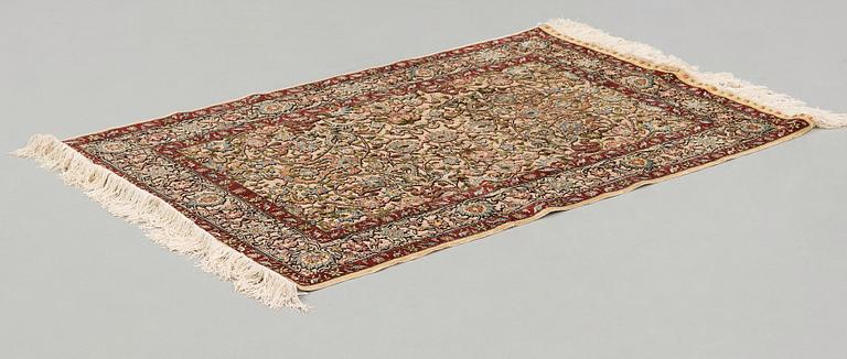 A RUG. An old silk Hereke Souf. 148,5 x 98 cm.