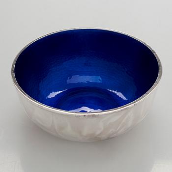 A. Tillander, skål, sterlingsilver och emalj, Åbo 2005.
