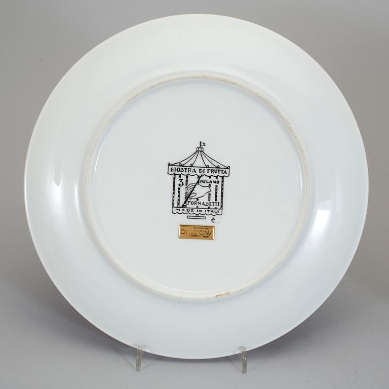 PIERO FORNASETTI, tallrikar, 2 st samt fat, porslin. Fornasetti, Milano, Italien.
