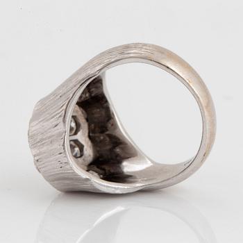 Bucherer ring 18K vitguld med runda briljantslipade diamanter total vikt ca 1.50 ct.