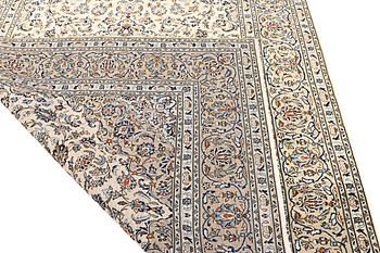 A Kashan carpet, a. 297 x 200 cm.