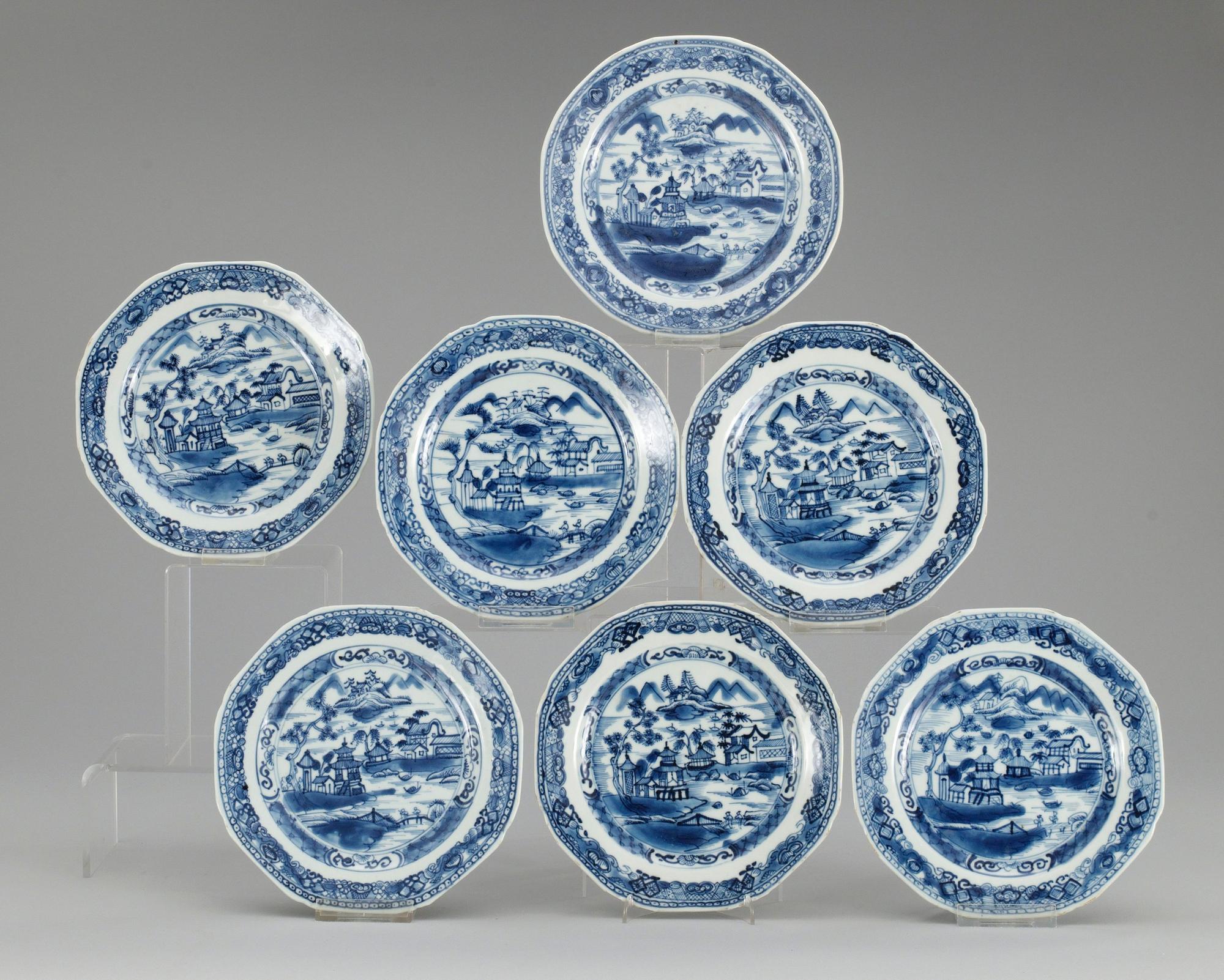 ASSIETTER, 7 st, porslin. Qing dynastin. Qianlong (1736-95).