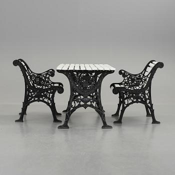 TRÄDGÅRDSMÖBLEMANG, 3 delar, gjutjärn och trä. 1900-tal.