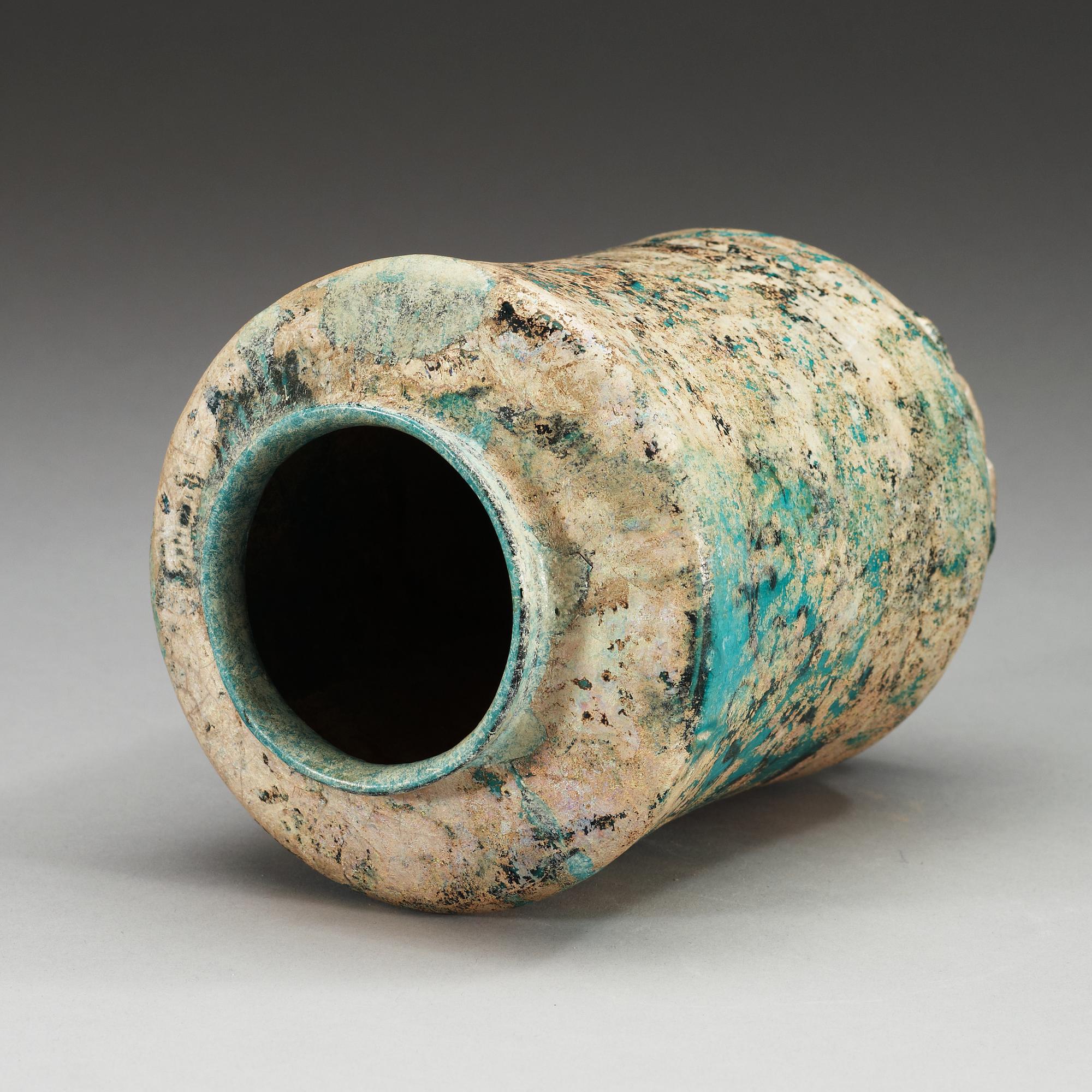 ALBARELLO, lergods. Turkos glasyr och svart dekor. Höjd 18 cm. Persien, Keshan tidigt 1200-tal.