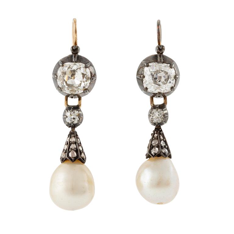A pair of earrings in 14K gold and silver set with old-cut diamonds and drop-shaped pearls.