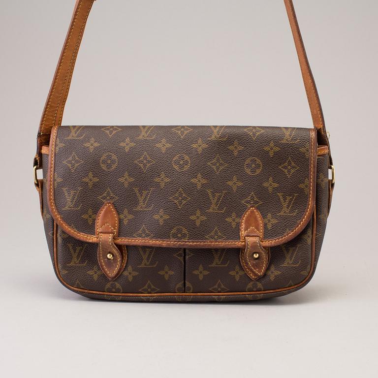 A Louis Vuitton 'Gibeciere' bag.