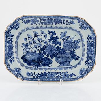 A Chinese blue and white export porcelain serving dish, Qing dynasty, Qianlong (1736-95).