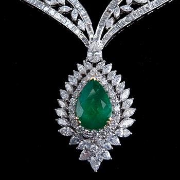 COLLIER, 460 navette, baguette, briljant och droppslipade diamanter ca 18.00 ct. Droppslipad smaragd ca 7.50 ct.