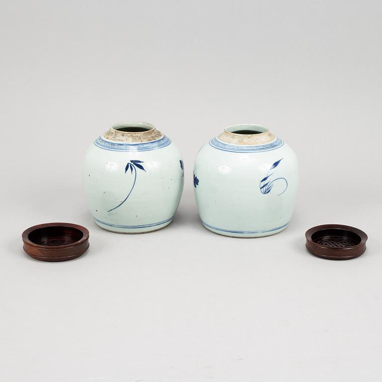 A pair of blue and white jars, Qing dynasty, 19th Century.