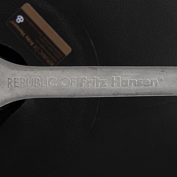 Arne Jacobsen, fåtölj med fotpall, "Ägget", Fritz Hansen, Danmark, 2016.