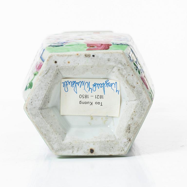 Vas, porslin. Qingdynastin, Kanton, 1800-tal.