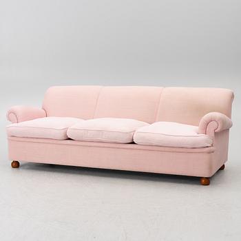 Josef Frank, a model 703 sofa, Firma Svenskt Tenn, ca. 2018.