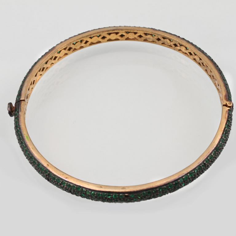 ARMRING, förgyllt silver med fasettslipade smaragder. Vikt 18,6 gram.
